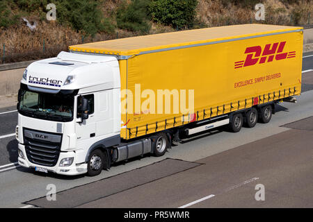 Camion DHL sur autoroute. DHL est une division de la société de logistique allemand Deutsche Post AG international offrant des services de courrier express. Banque D'Images