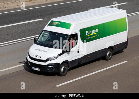 Iveco Daily d'Europcar sur autoroute. Europcar Groupe de mobilité est une société de location de voitures fondée en 1949 à Paris. Banque D'Images