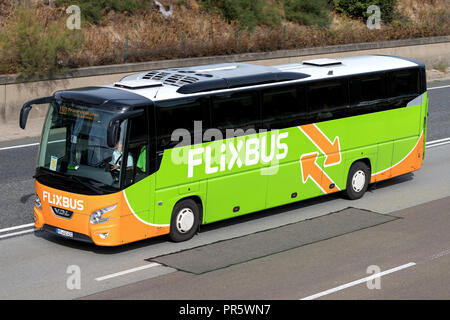 Flixbus intercity bus sur autoroute. Flixbus est une marque qui offre des services d'autocars dans toute l'Europe. Banque D'Images