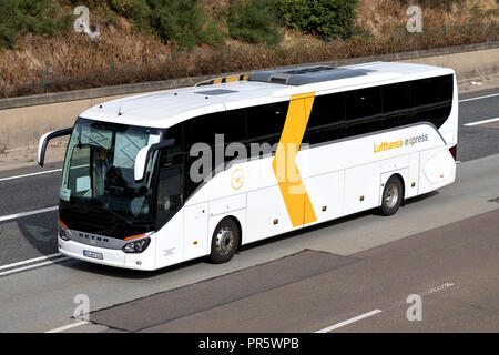 Lufthansa express intercity bus sur l'autoroute Banque D'Images