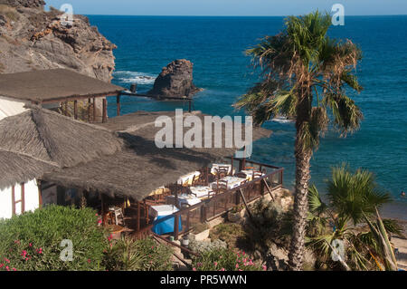 En Espagne restaurant perché au sommet d'une falaise, surplombant la Mer Méditerranée Banque D'Images