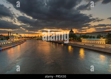 La vue depuis le pont au centre de Moscou et de la rivière de Moscou le soir, Moscou, Russie. Banque D'Images