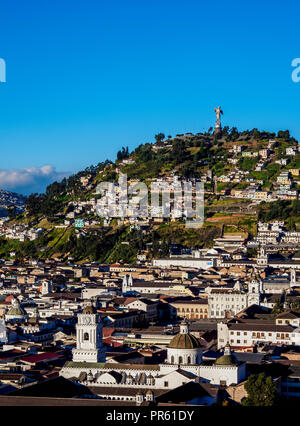 Vue sur la vieille ville en direction d'El Panecillo Hill, Quito, Équateur, la province de Pichincha Banque D'Images