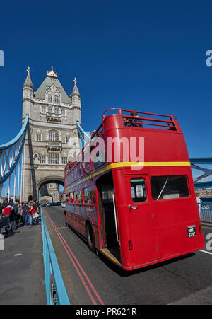 Tower bridge london bus bus rouge Banque D'Images