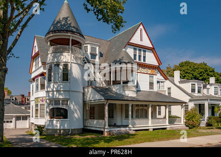 Maison en bois blanc avec tourelle et toit en ardoise grise et porche, Kay St, Newport Rhode Island Banque D'Images