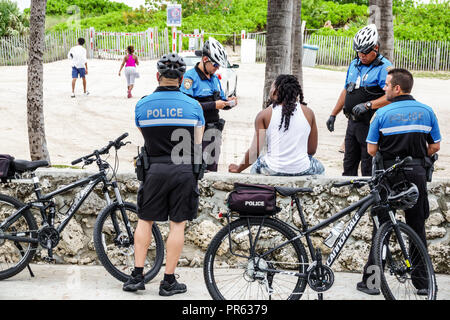 Miami Beach Florida, vélo vélos vélo vélo vélo rider cyclistes vélos, police, officiers, questionnement, homme noir hommes, FL18052720 Banque D'Images