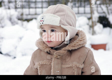 Tout-petits hommes habillés pour temps froid Banque D'Images