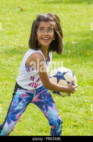 Enfants jouant avec le football Banque D'Images