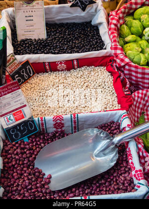 Haricots secs dans le marché de bilbao Banque D'Images