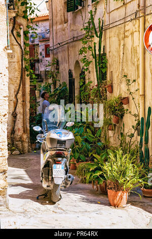 Monreale, Italie - 18 septembre 2017 : Scooter dans la rue dans la ville de Monreale, Sicile, Italie Banque D'Images