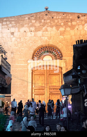 Damas / Syrie : nuit photo de l'entrée arrière de la mosquée des Omeyyades à Al Qaymariyya, Bab Touma et Bab Sharqi avec des gens qui marchent. Banque D'Images