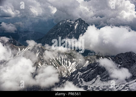 Vue panoramique sur les Alpes bavaroises à partir de la Zugspitze, la plus haute montagne du pays et l'accueil de trois glaciers et du ski. Banque D'Images