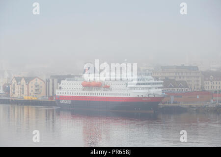 Le navire Hurtigruten, MS NORDLYS, amarré à Harstad, dans un épais brouillard matin de septembre. Le comté de Troms, Norvège. Banque D'Images