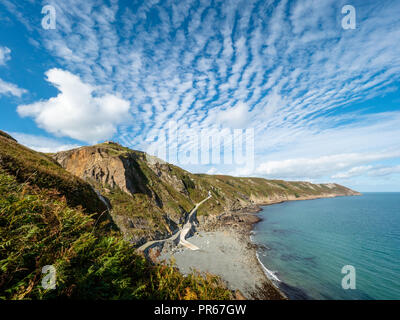 L'abri de la côte est et le seul chemin menant au village sur Lundy Island au large du coût du North Devon UK de dessus le petit port Banque D'Images