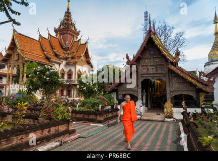 Moine au Wat Buppharam, un ancien temple bouddhiste de Chiang Mai, Thaïlande. Banque D'Images