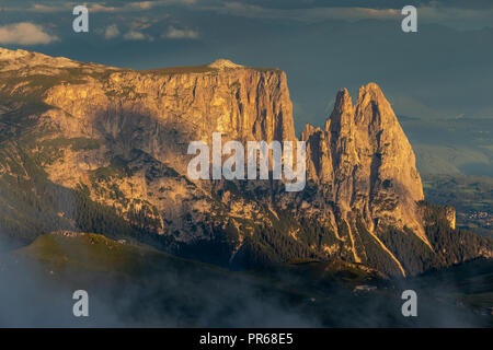 Lumière du soleil au lever du soleil sur le massif montagneux de Sciliar. Les Pics De Pez, Euringer, Santner. Les Dolomites De Gardena. Alpes Italiennes. Europe. Banque D'Images