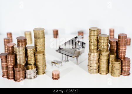 Résumé photo de la musique. Petit piano métallique avec des notes d'adresses. Piano Jazz. Banque D'Images