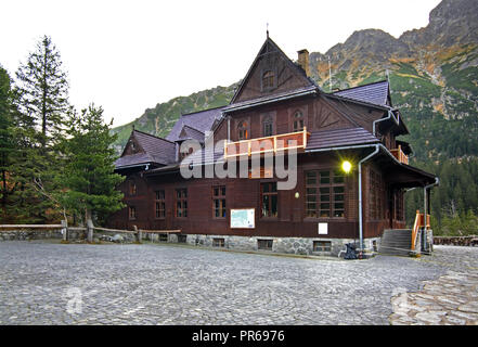 Abri sur l'Œil de la Mer (Morskie Oko) lac près de Zakopane. Pologne Banque D'Images