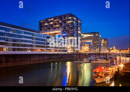 L'eau de Cologne promenade Rheinauhafen Koeln marina de nuit avec des bateaux sur l'eau Banque D'Images