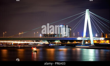 Pont Deutzer allumé à Cologne la nuit Banque D'Images