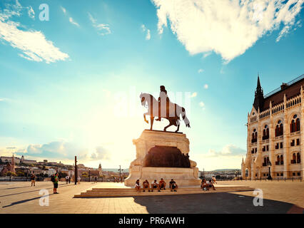 Statue de compter sur le Parlement européen Gyula Andrássy place en face de l'édifice du parlement à Budapest, Hongrie. Banque D'Images