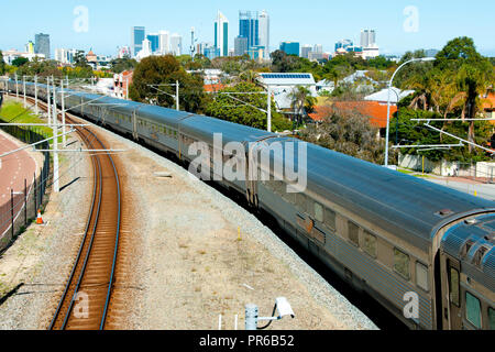 PERTH, AUSTRALIE - 16 septembre 2018 : Indian Pacific train ferroviaire de passagers qui fonctionne entre Sydney, sur l'océan Pacifique, et Perth, sur l'Inde Banque D'Images