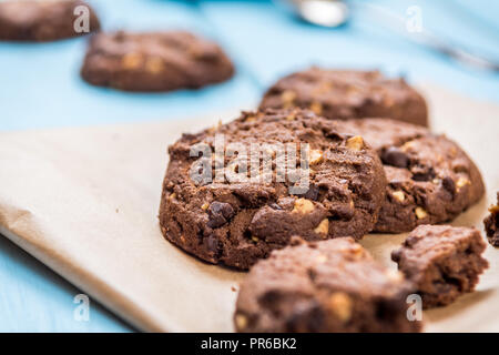 Cookies au chocolat traditionnel sur table en bois bleu Banque D'Images