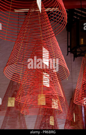 Brûleurs d'encens en spirale dans un temple vietnamien Banque D'Images