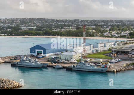 Bridgetown, Barbade - le 18 décembre 2016 : les navires de patrouille extracôtiers de la Garde côtière canadienne amarrés dans le port de Bridgetown, Barbade, l'île de la Barbade Caraïbes.Co Banque D'Images