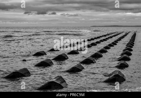 Les disjoncteurs des vagues en mer d'Irlande, de New Brighton, Merseyside, Royaume-Uni Banque D'Images