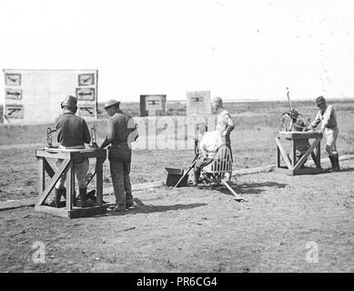 L'école de tir aérien à l'Île du Nord, CAL. Les élèves à tirer sur des cibles mobiles. L'art du tir de mitrailleuses et d'avions frapper voyageant à grande vitesse n'est pas facilement acquis mais les aviateurs sont apt dans l'apprentissage et qu'ils se développent rapidement. Banque D'Images