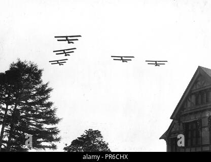 7/8/1918 - vol d'avion de démonstration à Oyster Bay, N.Y. Cinq avions en bataille à Oyster Bay, L.I Banque D'Images