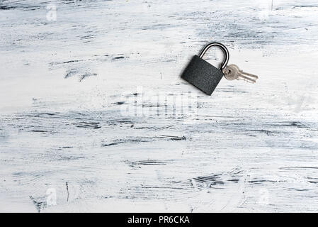 Cadenas et des clés sur blanc, fond de bois, vue du dessus Banque D'Images