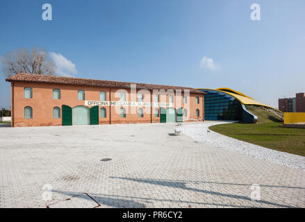 Le Musée Enzo Ferrari automobile museum, Modena, Italie, musée officiel de Ferrari, la construction (2012) conçu par les architectes systèmes futurs Banque D'Images