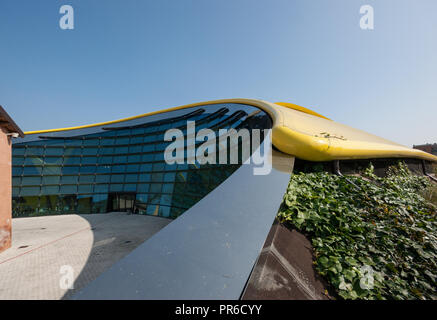 Le Musée Enzo Ferrari automobile museum, Modena, Italie, musée officiel de Ferrari, la construction (2012) conçu par les architectes systèmes futurs Banque D'Images