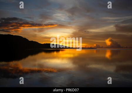 Golden Sky avec des nuages au coucher du soleil, U district, Pohnpei, États fédérés de Micronésie Banque D'Images