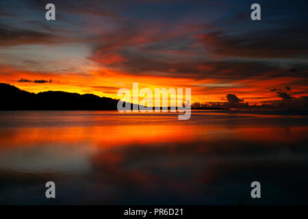 Golden Sky avec des nuages au coucher du soleil, U district, Pohnpei, États fédérés de Micronésie Banque D'Images