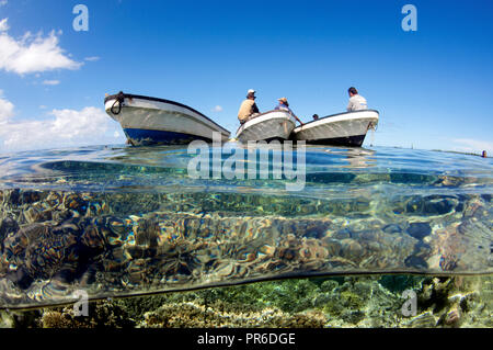 Bateaux à proximité des récifs coralliens peu profonds dans la lagune de Pohnpei, États fédérés de Micronésie Banque D'Images