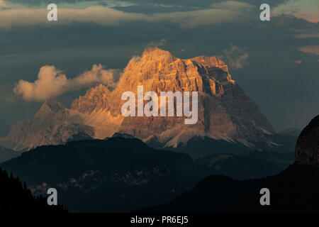 Monte Pelmo. Soleil au coucher du soleil. Les Dolomites. Vénétie. Alpes italiennes. Europe. Banque D'Images