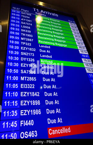 Récupération d'informations bagages signe dans le hall des arrivées de l'Aéroport International de Manchester, Royaume-Uni Banque D'Images