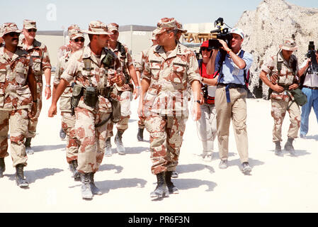 Camermen Media film Général Colin Powell, chef d'état-major interarmées, comme il l'tours d'installations militaires au cours de l'opération Bouclier du désert. Banque D'Images