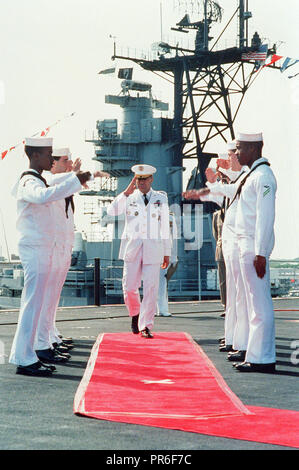 Sideboys salute comme le général Colin Powell, USA, président, Comité des chefs d'état-major, arrive pour la cérémonie de changement de commandement au cours de laquelle Adm. Leon A. Edney remplacera Adm. Frank B. Kelso II en tant que commandant en chef des États-Unis, de l'Atlantique. La cérémonie a lieu à bord du porte-avions USS John F. Kennedy (CV-67). Plus tard dans la journée, Kelso assumera le poste de chef des opérations navales du SMA. Carlisle A.H. Trost lors d'une cérémonie à l'académie navale des États-Unis. Banque D'Images