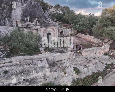 Vue aérienne de la "Cava", une grotte naturelle en Sicile au cours d'une journée d'après-midi Banque D'Images