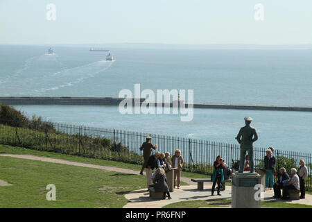 Dover, Kent, UK - 30 septembre 2018 : stand touristique d'une statue de l'amiral sir Bertram Ramsay Accueil donnant sur le port de Douvres ferries avec voile vers Calaris. Vue générale de la ville côtière de Douvres et le château de Douvres médiévale domine la ville à partir de l'emblématique Falaises Blanches.. Crédit : David Mbiyu Banque D'Images