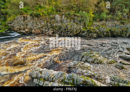 Pont de la rivière FINDHORN DULSIE MORAY ECOSSE RAPIDES EN AMONT DU PONT Banque D'Images