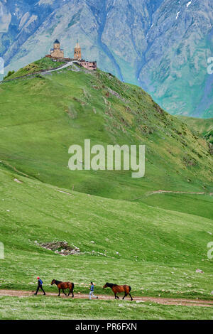 La Géorgie, Caucase, Stephantsminda, Kazbegi, le Mont Kazbek, l'église de trinité Gergeti Banque D'Images