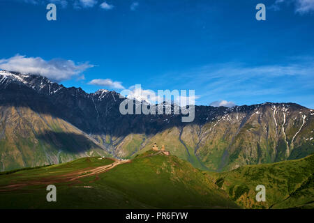 La Géorgie, Caucase, Stephantsminda, Kazbegi, le Mont Kazbek, l'église de trinité Gergeti Banque D'Images