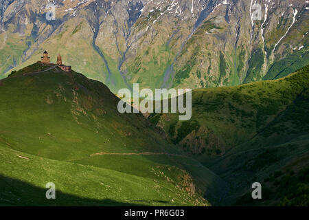 La Géorgie, Caucase, Stephantsminda, Kazbegi, le Mont Kazbek, l'église de trinité Gergeti Banque D'Images