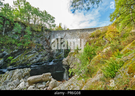 Pont de la rivière FINDHORN DULSIE MORAY ECOSSE LE PONT SUR LA GORGE rocheuse Banque D'Images