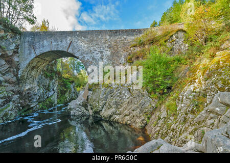 Pont de la rivière FINDHORN DULSIE MORAY ECOSSE L'ARCHE PRINCIPALE DU PONT Banque D'Images